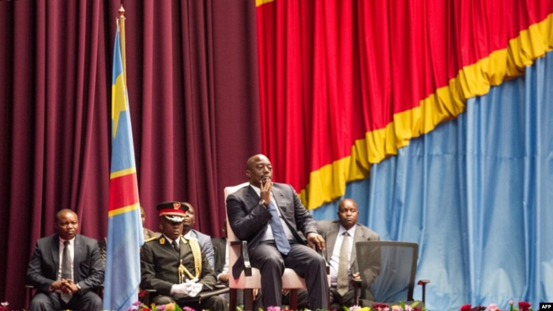 Perezida Joseph Kabila mu nama nshingamateka, inyuma y'umusi umwe Umushikiranganji wa mbere Augustin Matata atanze imihoho, Itariki 15/11/2016, i Kinshasa.