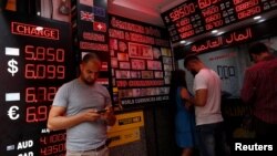 People change money at a currency exchange office in Istanbul, Turkey, Aug. 17, 2018. (REUTERS/Murad Sezer)