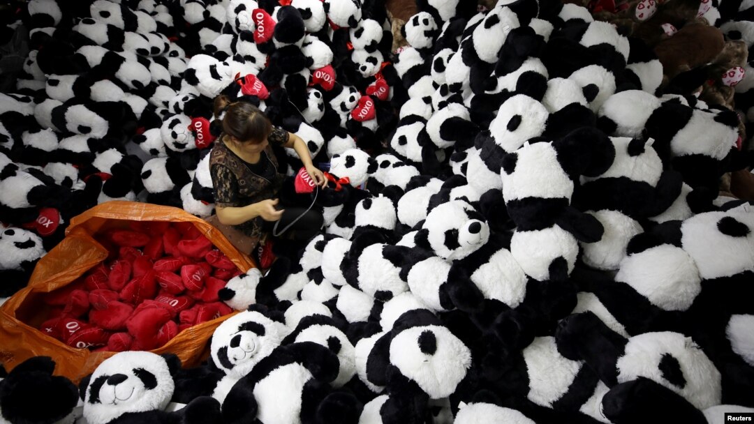Seorang pekerja memeriksa boneka panda yang akan diekspor untuk pasar Amerika dan Eripa di pabrik boneka Lianyungang, Jiangsu, China (foto: ilustrasi). 