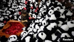 Seorang pekerja memeriksa boneka panda yang akan diekspor untuk pasar Amerika dan Eripa di pabrik boneka Lianyungang, Jiangsu, China (foto: ilustrasi). 