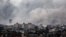 Khói bốc lên sau cuộc tấn công của Israel ở miền nam Gaza.