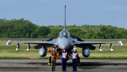 타이완 공군 장병들이 지난해 11월 미국산 F-16 V 전투기 앞에서 경례하고 있다. (자료사진)