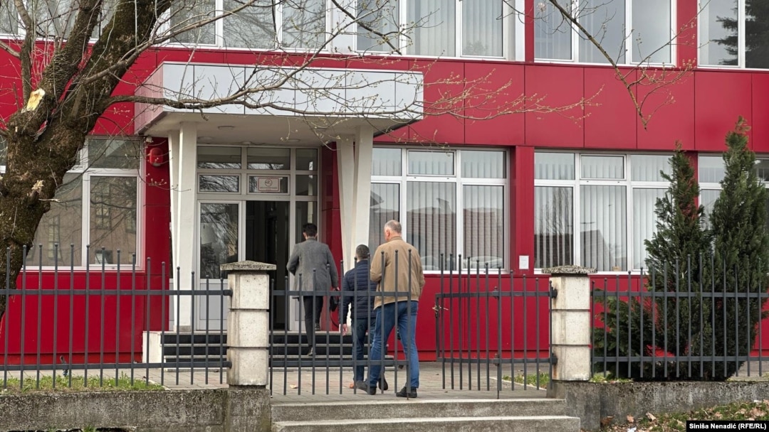 Zaposleni dolaze na posao u Agenciju za istrage i zaštitu. Banjaluka, Bosna i Hercegovina.