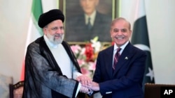 د ایران ولسمشر ابراهیم رئیسي (چپ) او د پاکستان صدراعظم شهباز شریف
