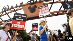 Para anggota "Writers Guild of America" dan "Screen Actors Guild" yang melakukan aksi mogok, berjalan di luar Walt Disney Studios di Burbank, California (foto: dok).