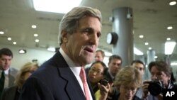 Ketua Komisi Hubungan Luar Negeri Senat Amerika Senator John Kerry,memberi keterangan kepada pers di Capitol Hill, Washington DC seusai rapat tertutup terkait investigasi serangan 11 September 2012 di Konsulat AS Benghazi, Libya. (19/12).