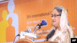 বাংলাদেশের প্রধানমন্ত্রী শেখ হাসিনা জলবায়ু বিষয়ে ঐ সম্মেলনে উদ্বোধনী ভাষণ দিচ্ছেন।