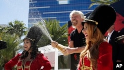 El fundador del grupo Virgin, Richard Branson, celebra con champaña en una conferencia de prensa, la compra del Hard Rock Hotel en Las Vegas. Marzo 30 de 2018.