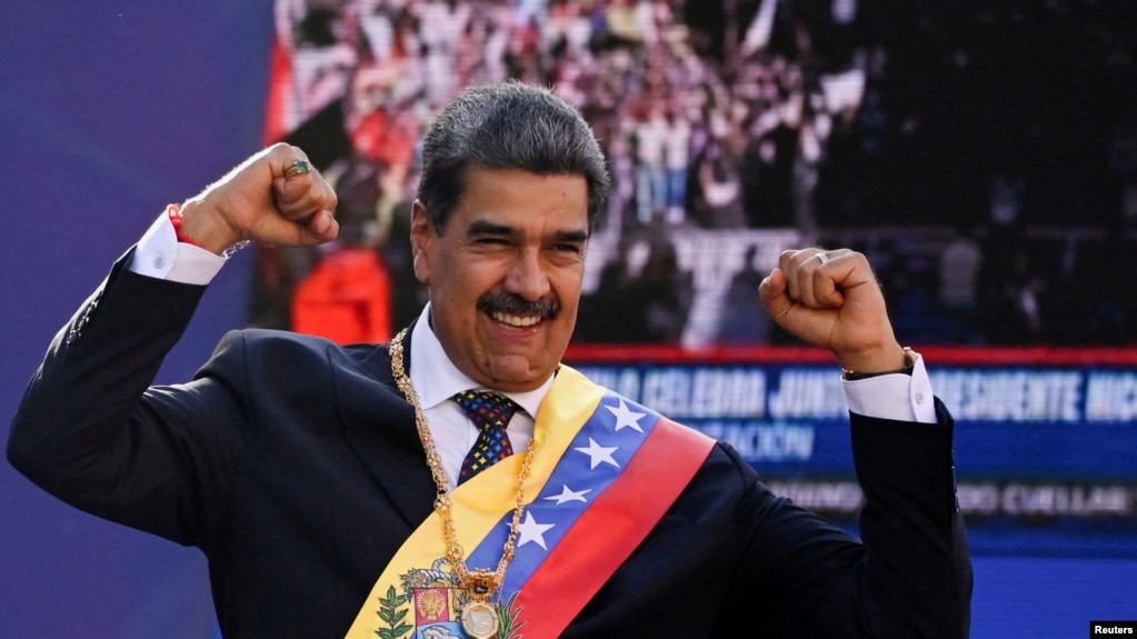 El presidente de Venezuela, Nicolás Maduro, hace un gesto a sus partidarios después de jurar su cargo para un tercer mandato de seis años, en Caracas, Venezuela, el 10 de enero de 2025. 