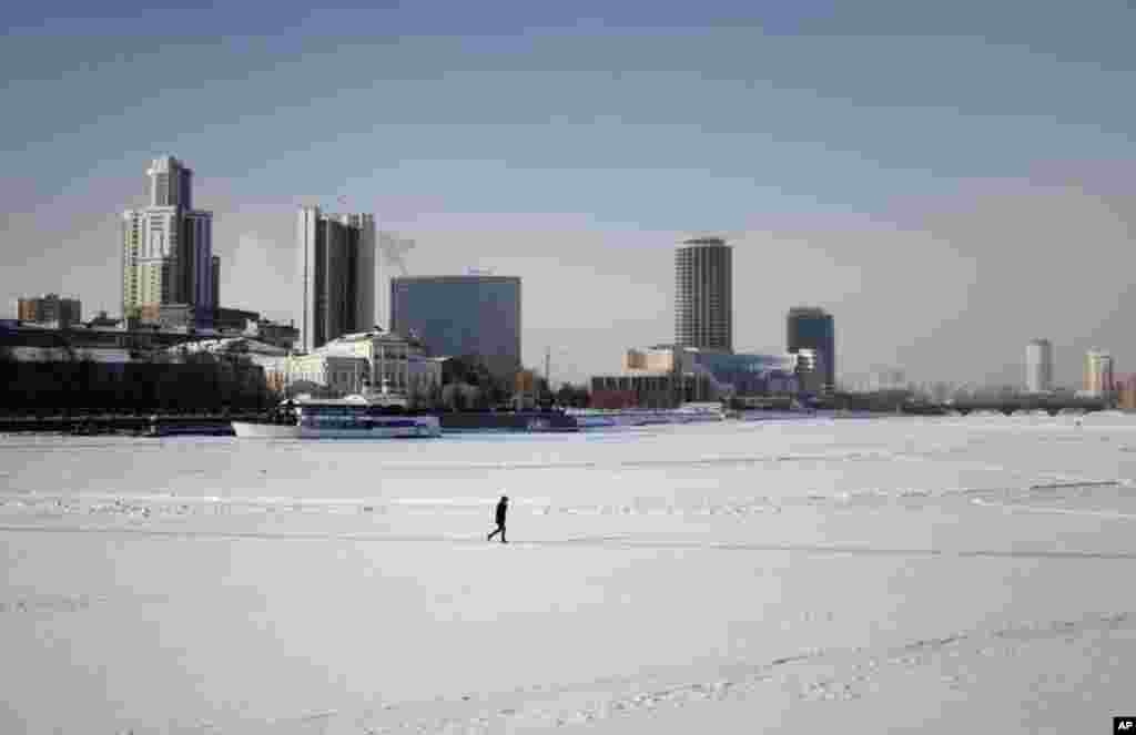 Yekaterinburg's central pond is frozen over in winter. High rises pepper the skyline. January 31, 2012. (VOA-Y. Weeks)