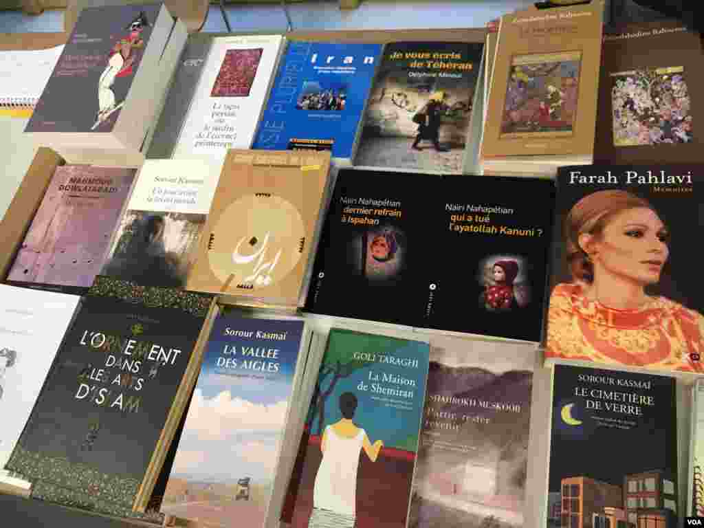 کتاب هایی به زبان فرانسه از نویسندگان ایرانی و یا با موضوع ایران هم در این نمایشگاه به چشم می خورد.