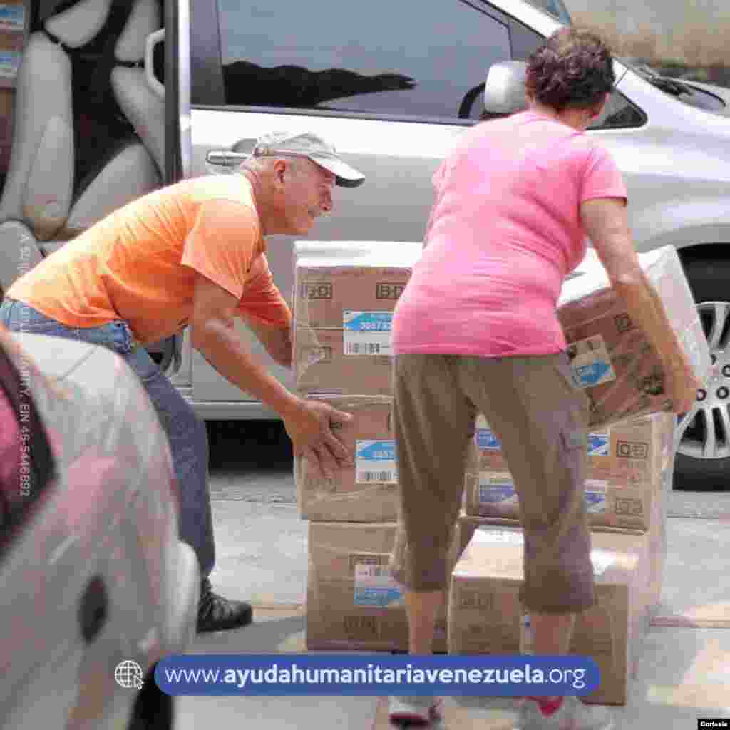 Coordinadores y voluntarios del Programa de Ayuda Humanitaria para Venezuela traslada parte de la carga recolectada. [Foto: Cortes&#237;a PAHV]