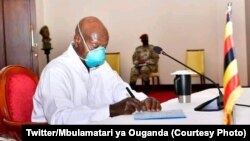 Président Yoweri Museveni ya Ouganda azali kotia manzaka na boyokani na mbulamatari ya RDC na Kampala, Ouganda, 27 mai 2021. (Twitter/Mbulamatari ya Ouganda)