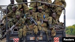 Des soldats de l’armée ougandaise (UPDF) transportés à l’arrière d’un camion, 14 juillet 2016