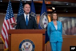 Ketua Komite Intelijen AS, Adam Schiff, di sebuah konferensi pers dengan Ketua DPR, Nancy Pelosi, di Capitol, Washington, 2 Oktober 2019. (Foto: AP)