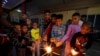 Anak-anak bermain dengan petasan pada festival Diwali, festival cahaya umat Hindu, di sebuah panti asuhan di Jammu, India, 31 Oktober 2024.