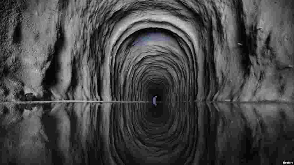 Un travailleur est apperêu dans le tunnel Cuncas II qui reliera les canaux construits pour détourner l'eau de la rivière São Francisco pour une utilisation dans quatre états&nbsp;où la sécheresse sévit, près de la ville de Mauriti, état de Ceará, le 28 Janvier 2014.