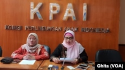 Komisioner KPAI Bidang Pendidikan Retno Listyarty (kanan) dalam konferensi pers Catahu Trend Pelanggaran Hak Anak di Bidang Pendidikan, di Kantor KPAI, Jakarta, Kamis, 27 Desember 2018. (Foto: VOA/Ghita)