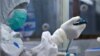 Petugas melakukan tes sampel PCR di Rumah Sakit Pusat Pertamina di tengah wabah COVID-19 di Jakarta, 16 Desember 2020. (Foto: REUTERS/Ajeng Dinar Ulfiana)