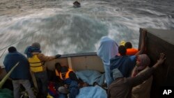 Des migrants sub-sahariens se reposent sur le pont du bateau Golfo Azzurro après avoir été secourus d'un bateau en caoutchouc par des membres de l'ONG Proactive Open Arms, sur la Méditerranée, à environ 24 miles au nord de Sabratha, en Libye, 28 janvier 2017. 