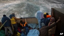 Des migrants sub-sahariens se reposent sur le pont du bateau Golfo Azzurro après avoir été secourus par l'ONG Proactive Open Arms, sur la Méditerranée, à environ 24 miles au nord de Sabratha, en Libye, le 28 janvier 2017. (AP / Emilio Morenatti)