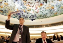 지난 2013년 3월 스위스 제네바에서 열린 유엔인권이사회 회의에서 로버트 킹 미 국무부 북한인권 특사(오른쪽)을 대신해서 미국 대사관 직원이 발언권을 요청하고 있다.