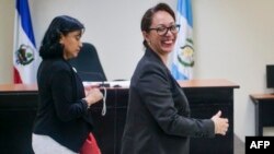  La abogada guatemalteca Virginia Laparra, exjefa de la Fiscalía Especial contra la Impunidad (FECI) en la ciudad occidental de Quetzaltenango, sonríe después de su audiencia de sentencia en un tribunal de Quetzaltenango, Guatemala, el 8 de julio de 2024.