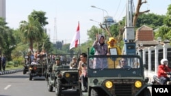 Walikota Surabaya, Tri Rismaharini, mengarak penghargaan "The 2013 Asian Townscape Award (ATA)" dari PBB di Surabaya (30/11). Taman Bungkul meraih penghargaan sebagai Taman Terbaik se-Asia Tahun 2013.