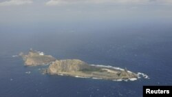 Gambar pulau kecil yang disebut Senkaku di Jepang dan Diaoyu di China, diambil dari pesawat pengawas wilayah maritim China B-3837, Desember 2012 (Foto: dok). 