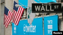 뉴욕 월 가에 있는 트위터 로고. (자료사진)