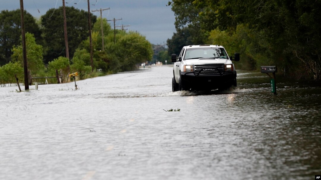 Badai Harvey bergerak ke pedalaman dan membawa hujan lebat ke Louisiana, seperti terlihat banjir menggenangi jalanan di kota Iowa, Louisiana, Rabu (30/8). 