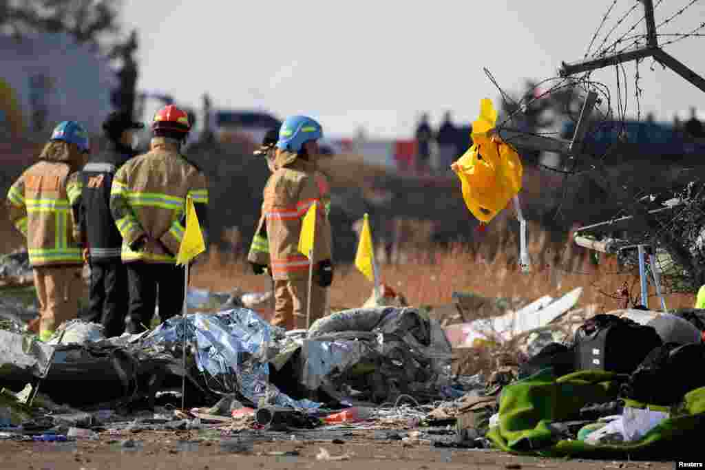 Un chaleco salvavidas cuelga de una valla junto a los restos del avión en el Aeropuerto Internacional de Muan, el 29 de diciembre de 2024.