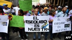 Manifestantes se congregan frente al poder electoral en Caracas, Venezuela, en apoyo a un referendo consultivo convocado por el oficialismo sobre el territorio en reclamación del Esequibo, una zona que, en parte, hoy gobierna el Estado de Guyana.