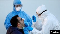  1일 이탈리아 로마에서 보호장비를 착용한 의료 관계자가 신종 코로나 바이러스 검체를 채취하고 있다. 