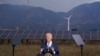 Presiden Amerika Serikat Joe Biden berbicara mengenai infrastruktur dalam kunjungannya ke Laboratorium Nasional untuk Energi Terbarukan di Arvanda, Colorado, pada 14 September 2021. (Foto: AP/Evan Vucci)