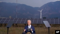 Presiden Amerika Serikat Joe Biden berbicara mengenai infrastruktur dalam kunjungannya ke Laboratorium Nasional untuk Energi Terbarukan di Arvanda, Colorado, pada 14 September 2021. (Foto: AP/Evan Vucci)
