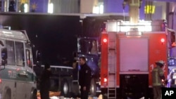 La police devant le camion qui a foncé sur la foule, marché de Noël , Berlin, Allemagne, le 19 décembre 2016.(AP Photo/Markus Schreiber)