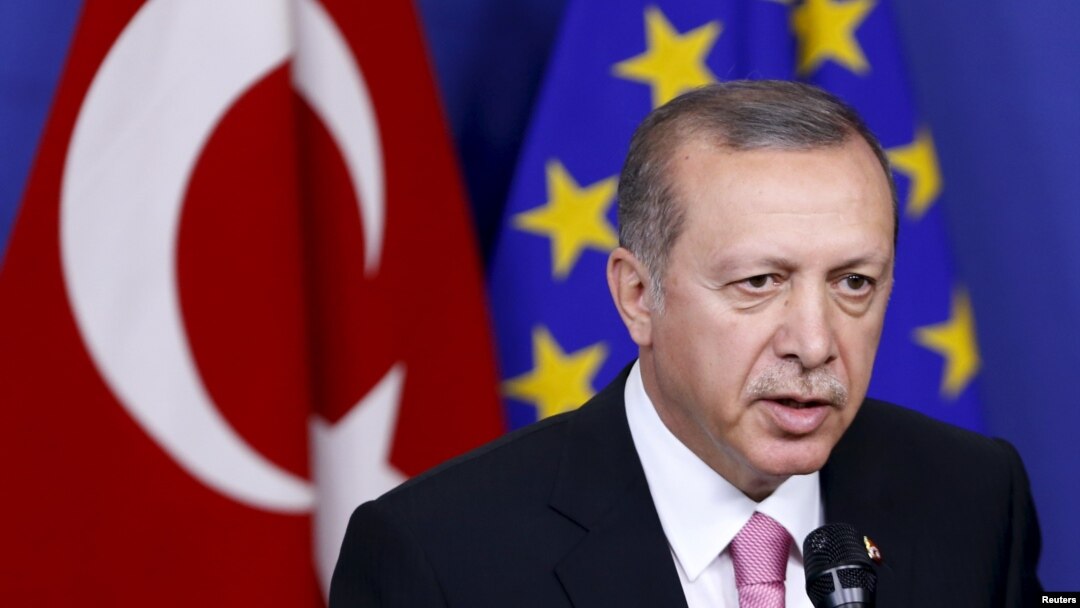 Presiden Turki Recep Tayyip Erdogan berbicara kepada media sebelum bertemu Presiden Komisi Uni Eropa Jean-Claude Juncker di Brussels, Belgia (5/10). (Reuters/Francois Lenoir)