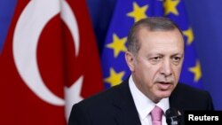 Presiden Turki Recep Tayyip Erdogan berbicara kepada media sebelum bertemu Presiden Komisi Uni Eropa Jean-Claude Juncker di Brussels, Belgia (5/10). (Reuters/Francois Lenoir)