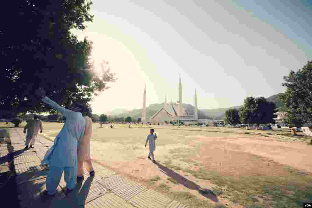 ایک نوجوان فیصل مسجد کے باہر سلفی بناتے ہوئے۔