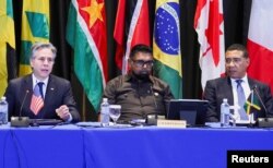 Menteri Luar Negeri AS Antony Blinken, Presiden Guyana Irfaan Ali dan Perdana Menteri Jamaika Andrew Holness pada pertemuan darurat mengenai Haiti pada Konferensi Kepala Pemerintahan Komunitas Karibia (CARICOM) di Kingston, Jamaika, 11 Maret 2024. (REUTERS/Gilbert Bellamy)