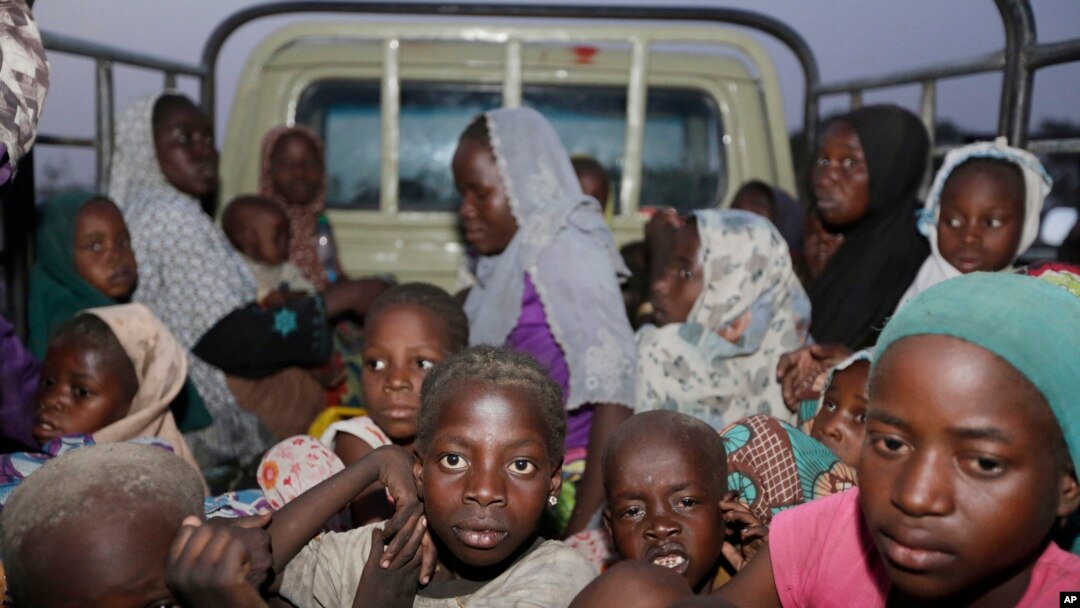 Perempuan dan anak-anak yang diselamatkan tentara Nigeria dari penahanan kelompok ekstremis Boko Haram di Hutan Sambisa, tiba di kamp di Yola, Nigeria, 2 Mei 2015. 