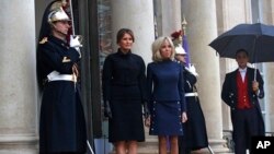 Les premières dames américaine et française Melania Trump et Brigitte Macron sur les marches du Palais de l’Elysée à Paris, le 10 novembre 2018, lors des commémorations du centenaire marquant la fin de la Première Guerre mondiale. (AP Photo/Jacquelyn Martin)