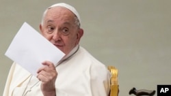 ARCHIVO - El papa Francisco asiste a una sesión de la 16ª Asamblea General del Sínodo de los Obispos en el Aula Pablo VI del Vaticano, el 21 de octubre de 2024. AP