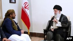 Mohammed Abdul-Salam, juru bicara kelompok Houthi bertemu Pemimpin Tertinggi Iran Ayatollah Ali Khamenei di Teheran, Selasa (13/8). 