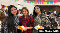 Johana Gómez, centro, acompañada de su hija y su sobrina cuenta que cada que viaja a México visita la Basílica de Nuestra Señora de Guadalupe.