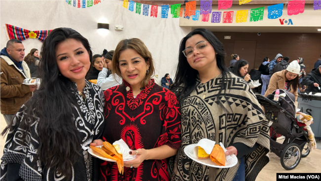 Johana Gómez, centro, acompañada de su hija y su sobrina cuenta que cada que viaja a México visita la Basílica de Nuestra Señora de Guadalupe.