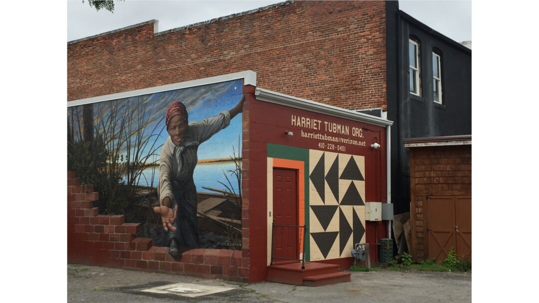 Many of the people coming to the Harriet Tubman Museum and Educational Center in Cambridge, Maryland, are inspired by an online image of the museum's mural by artist Michael Rosato. (M. Melton/VOA)