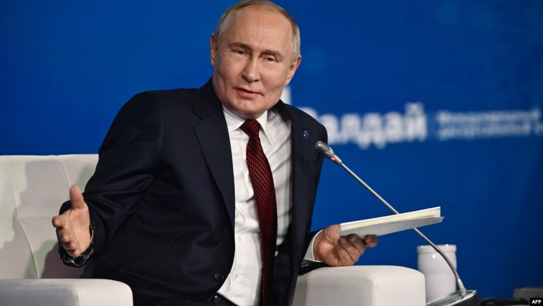 Ruski predsjednik Vladimir Putin odgovara na pitanja tokom sastanka u Sočiju (Foto: AFP/Kristina Kormilitsyna)
