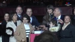 Փարիզի քաղաքապետ Անն Իդալգոն և երգչուհի Կլարա Լուչիանին վառել են սուրբծննդյան լույսերը Ֆրանսիայի մայրաքաղաքի Ելիսեյան դաշտերի պողոտայում